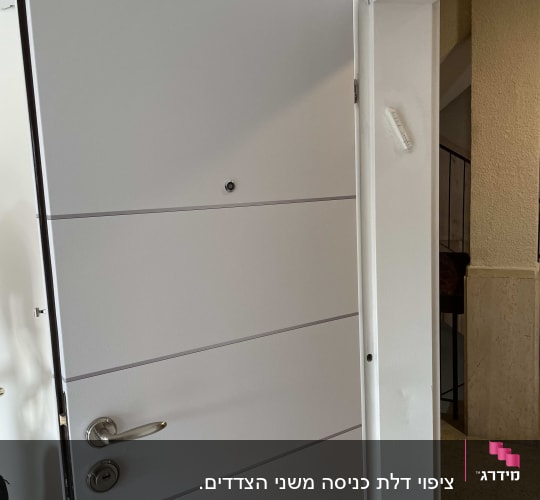 דלת אפורה עם ידית מתכת ומנעול